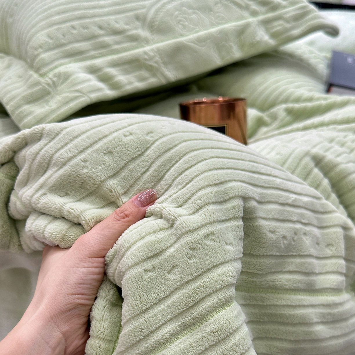 91家纺网 家纺一手货源 找家纺 JUICY 橘滋家纺 2025新款高级简约立体提花浮雕牛奶绒系列四件套 玫瑰梦影-浅绿