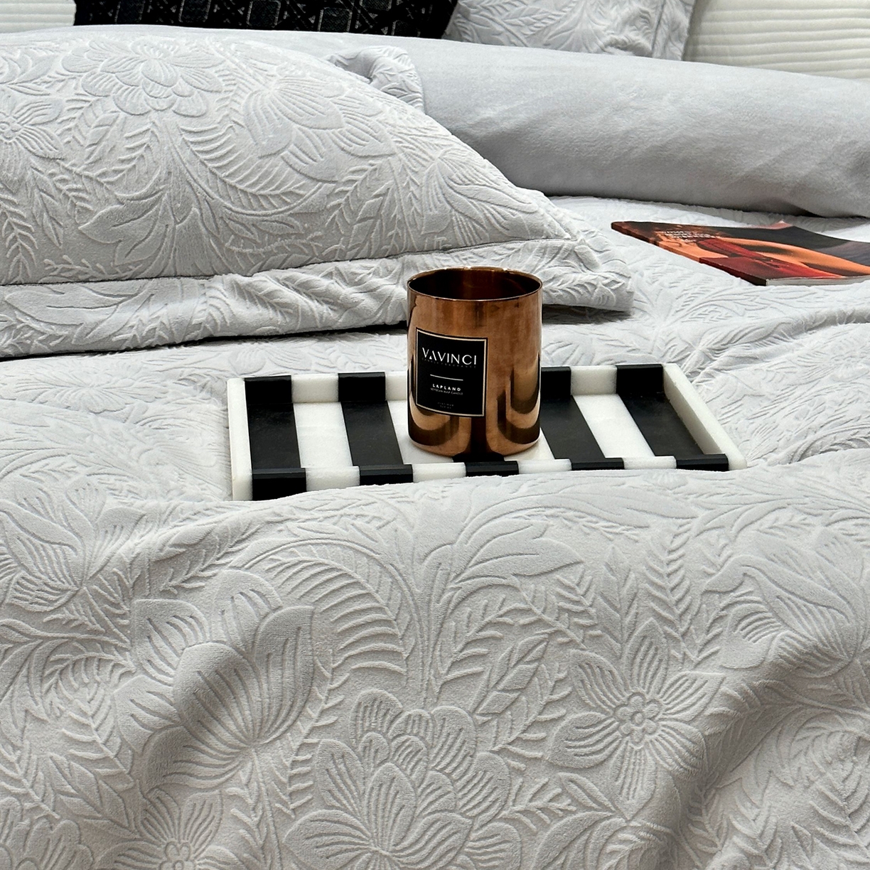 91家纺网 家纺一手货源 找家纺 JUICY 橘滋家纺 2025新款高级简约立体提花浮雕牛奶绒系列四件套 纳维亚秘境-浅灰