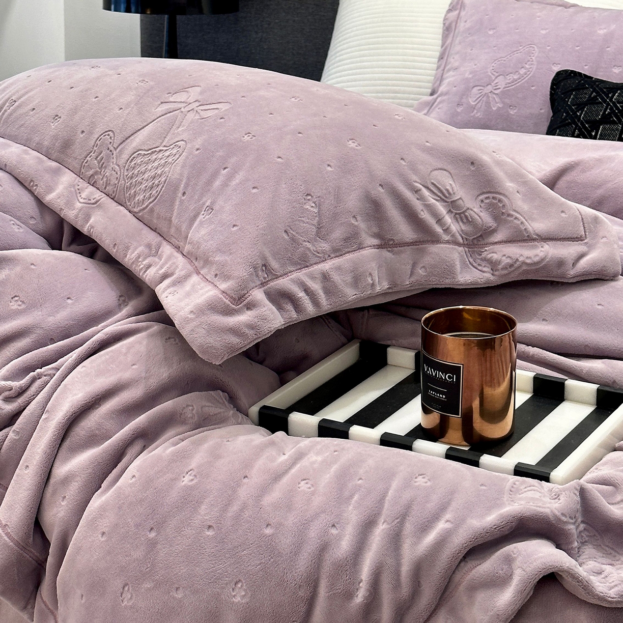 91家纺网 家纺一手货源 找家纺 JUICY 橘滋家纺 2025新款高级简约立体提花浮雕牛奶绒系列四件套 小熊樱桃-紫