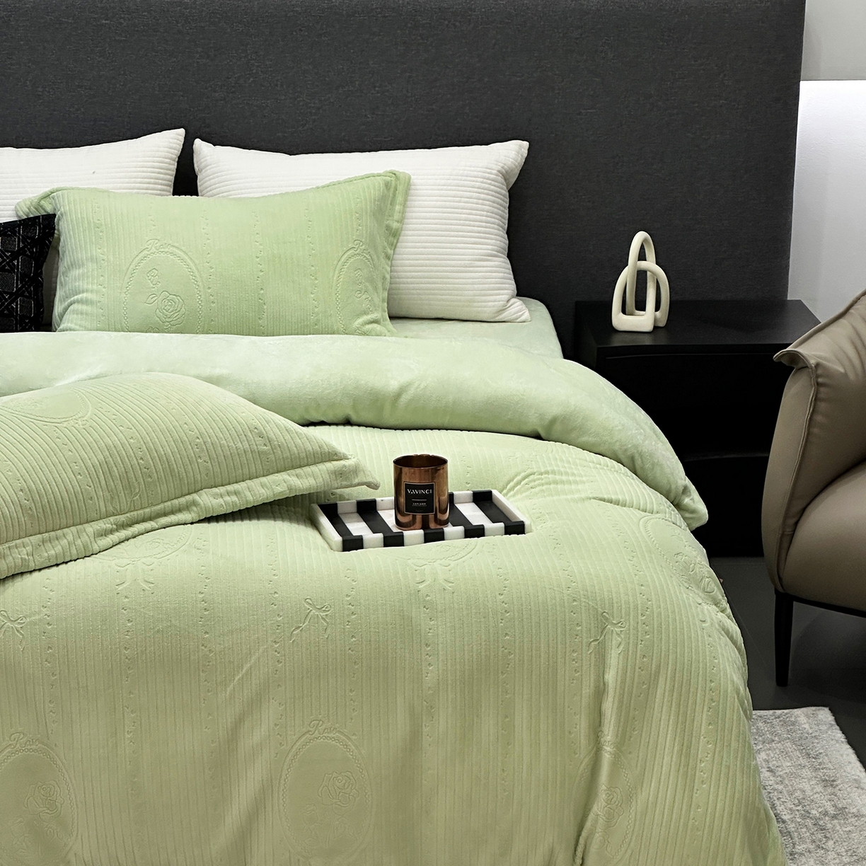 91家纺网 家纺一手货源 找家纺 JUICY 橘滋家纺 2025新款高级简约立体提花浮雕牛奶绒系列四件套 玫瑰梦影-浅绿