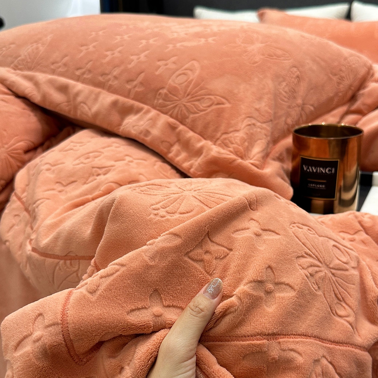 91家纺网 家纺一手货源 找家纺 JUICY 橘滋家纺 2025新款高级简约立体提花浮雕牛奶绒系列四件套 威尼斯蝶影