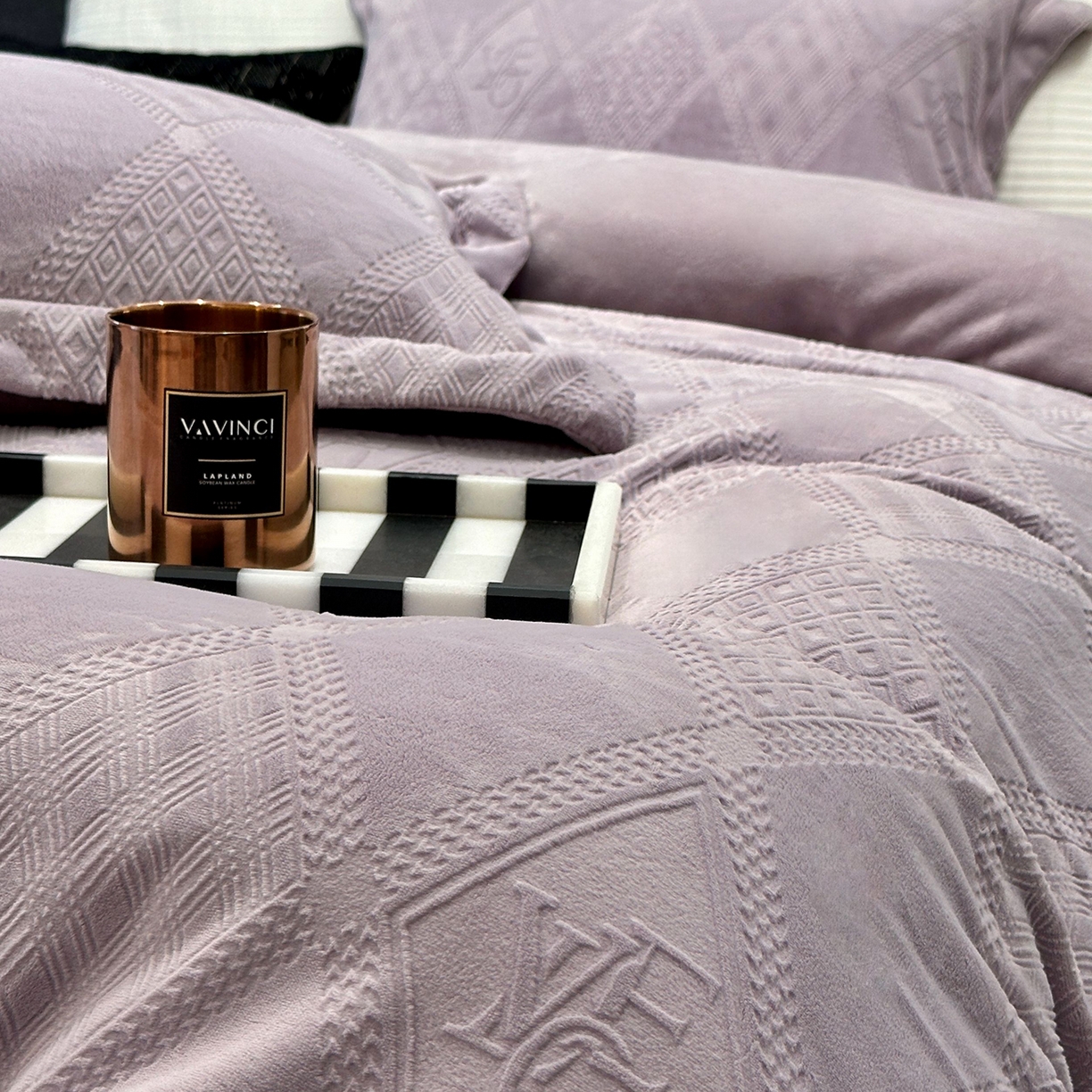 91家纺网 家纺一手货源 找家纺 JUICY 橘滋家纺 2025新款高级简约立体提花浮雕牛奶绒系列四件套 北欧的诗-紫