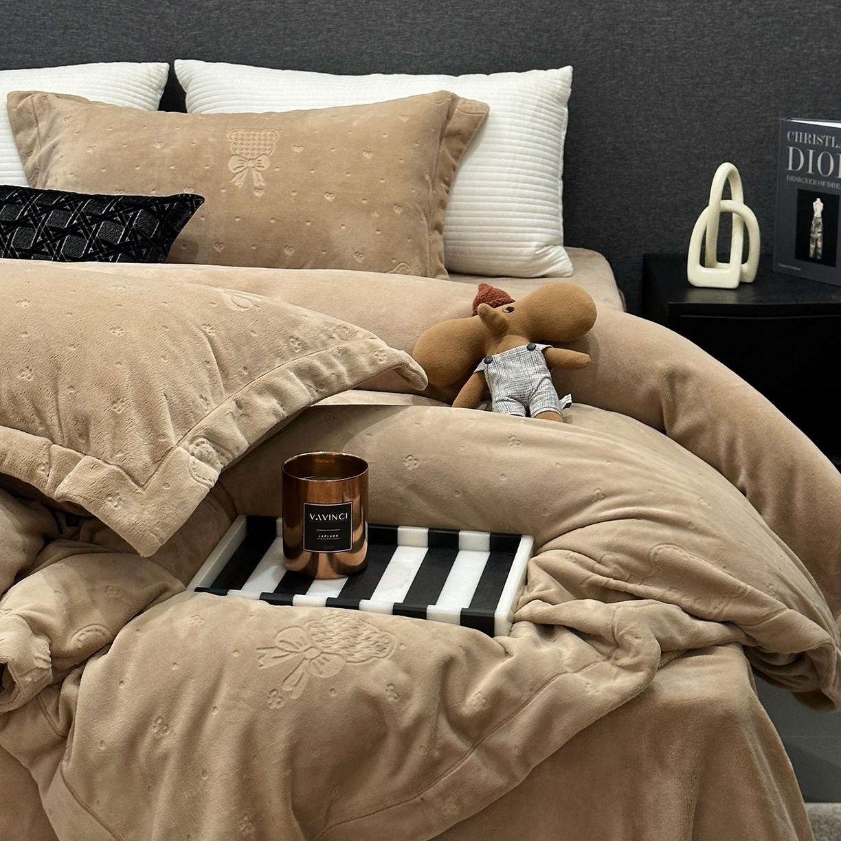 91家纺网 家纺一手货源 找家纺 JUICY 橘滋家纺 2025新款高级简约立体提花浮雕牛奶绒系列四件套 小熊樱桃-咖