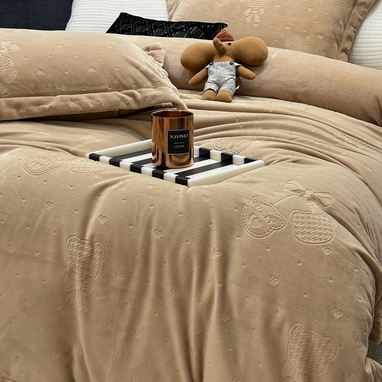 91家纺网 家纺一手货源 找家纺 JUICY 橘滋家纺 2025新款高级简约立体提花浮雕牛奶绒系列四件套 小熊樱桃-咖