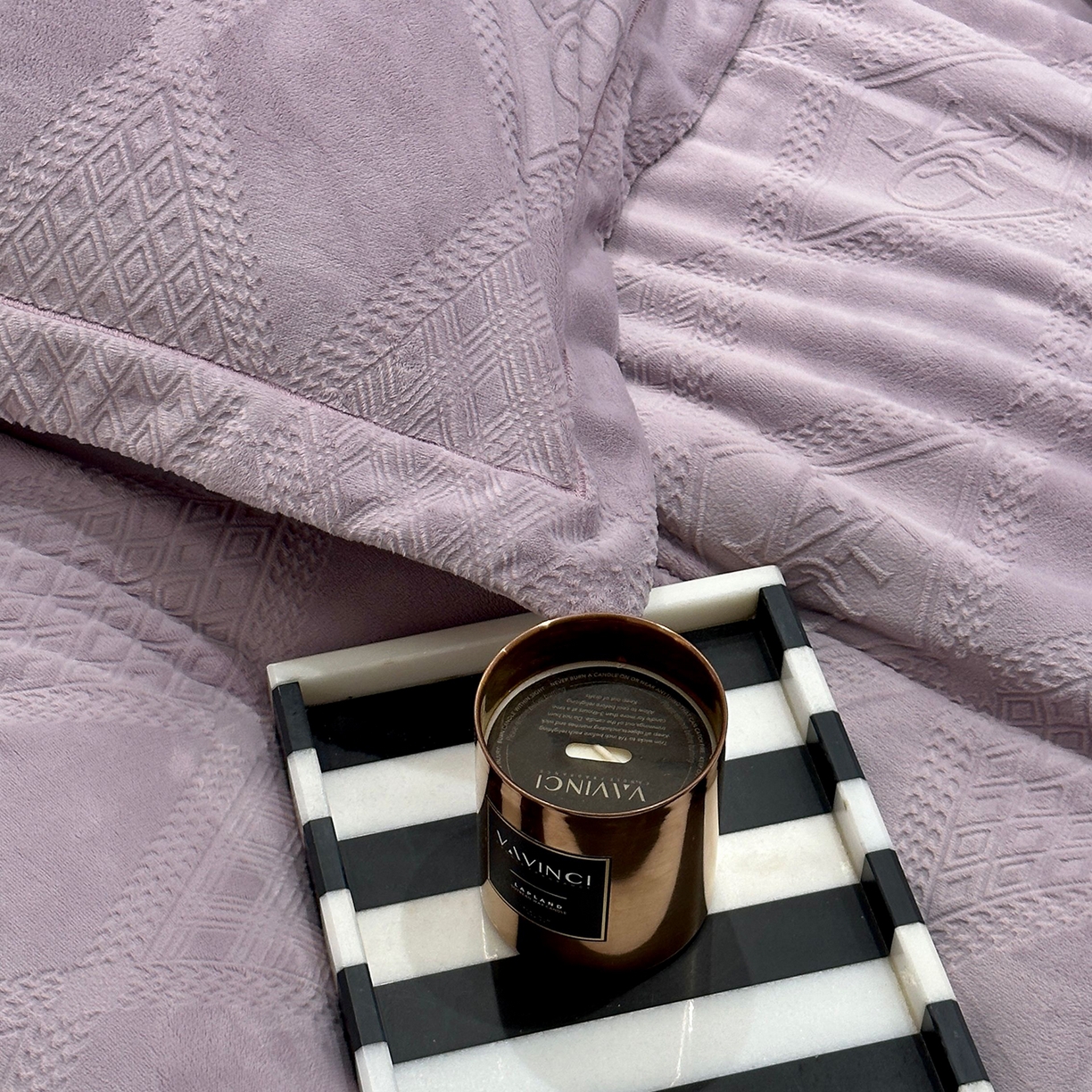 91家纺网 家纺一手货源 找家纺 JUICY 橘滋家纺 2025新款高级简约立体提花浮雕牛奶绒系列四件套 北欧的诗-紫