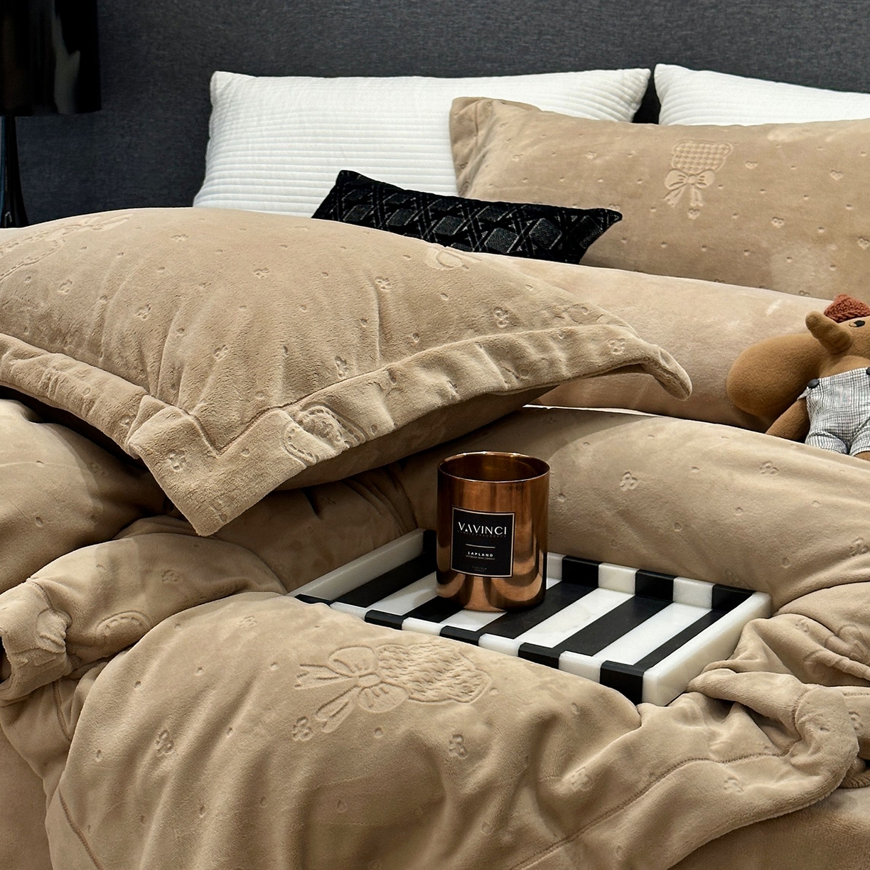 91家纺网 家纺一手货源 找家纺 JUICY 橘滋家纺 2025新款高级简约立体提花浮雕牛奶绒系列四件套 小熊樱桃-咖