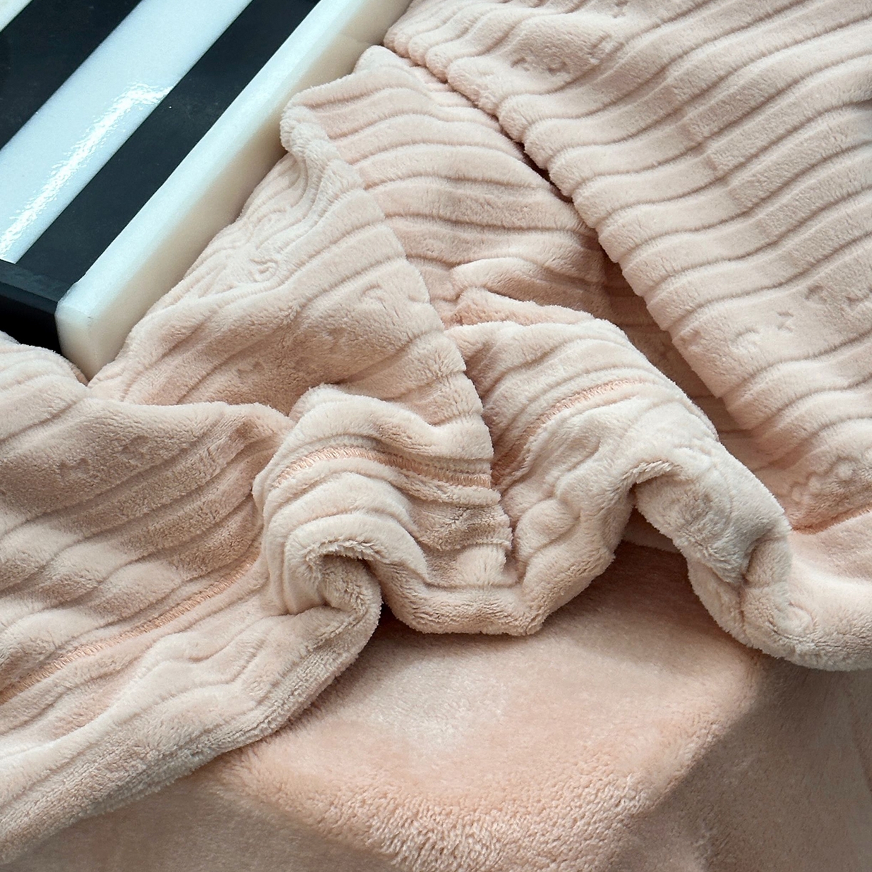 91家纺网 家纺一手货源 找家纺 JUICY 橘滋家纺 2025新款高级简约立体提花浮雕牛奶绒系列四件套 玫瑰梦影-浅玉