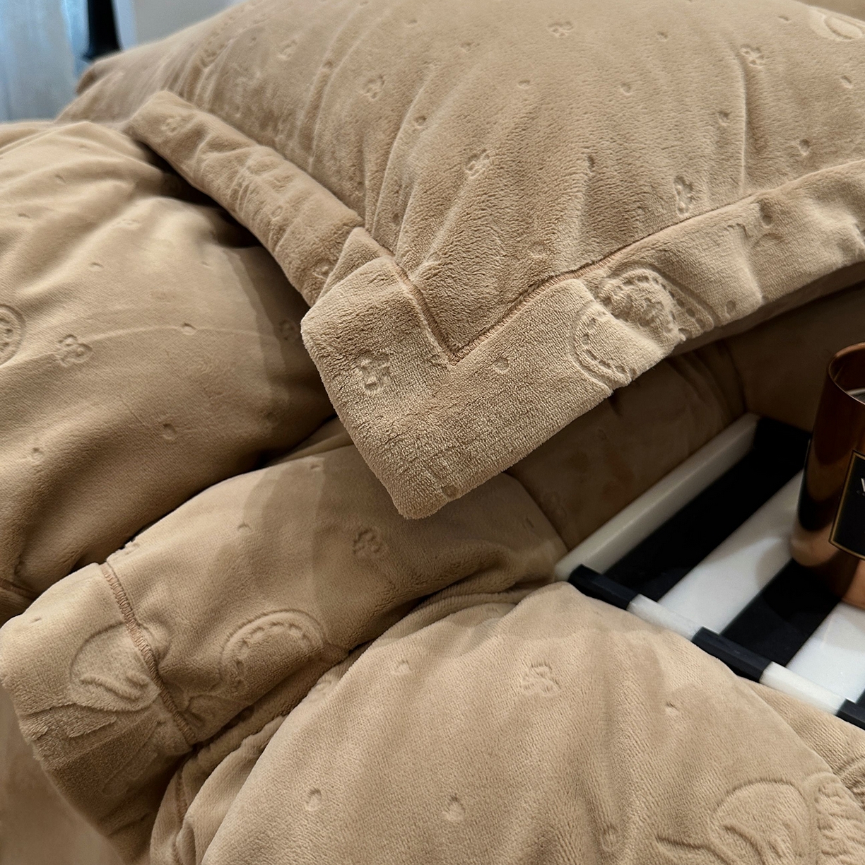 91家纺网 家纺一手货源 找家纺 JUICY 橘滋家纺 2025新款高级简约立体提花浮雕牛奶绒系列四件套 小熊樱桃-咖