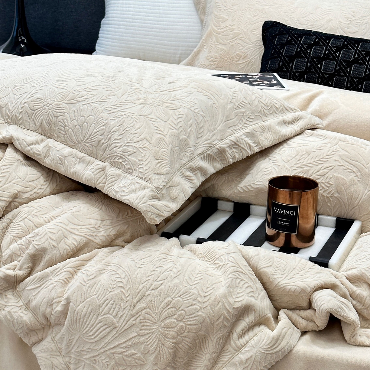 91家纺网 家纺一手货源 找家纺 JUICY 橘滋家纺 2025新款高级简约立体提花浮雕牛奶绒系列四件套 纳维亚秘境-奶茶