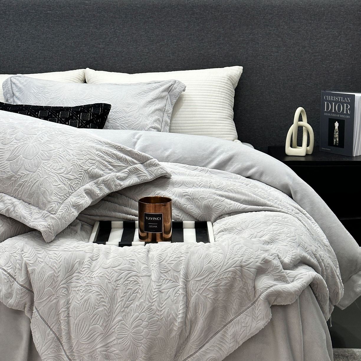 91家纺网 家纺一手货源 找家纺 JUICY 橘滋家纺 2025新款高级简约立体提花浮雕牛奶绒系列四件套 纳维亚秘境-浅灰