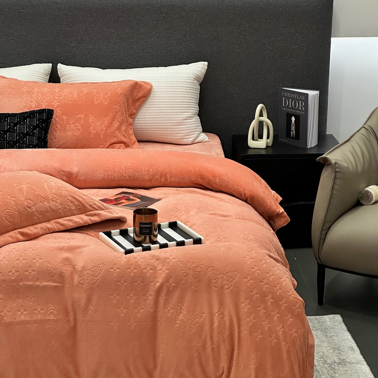 91家纺网 家纺一手货源 找家纺 JUICY 橘滋家纺 2025新款高级简约立体提花浮雕牛奶绒系列四件套 威尼斯蝶影