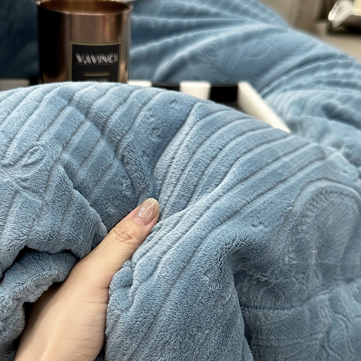 91家纺网 家纺一手货源 找家纺 JUICY 橘滋家纺 2025新款高级简约立体提花浮雕牛奶绒系列四件套 玫瑰梦影-蓝