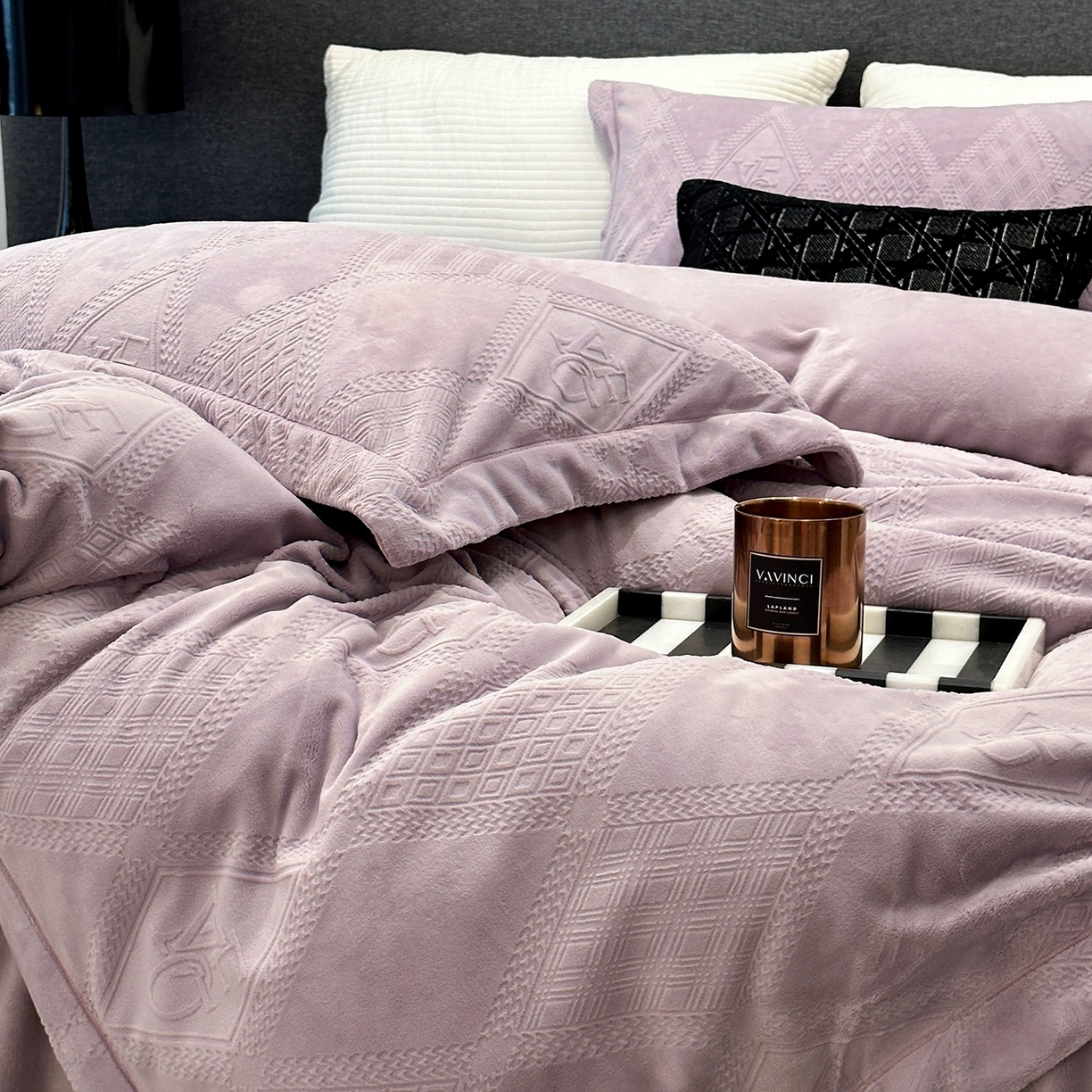 91家纺网 家纺一手货源 找家纺 JUICY 橘滋家纺 2025新款高级简约立体提花浮雕牛奶绒系列四件套 北欧的诗-紫