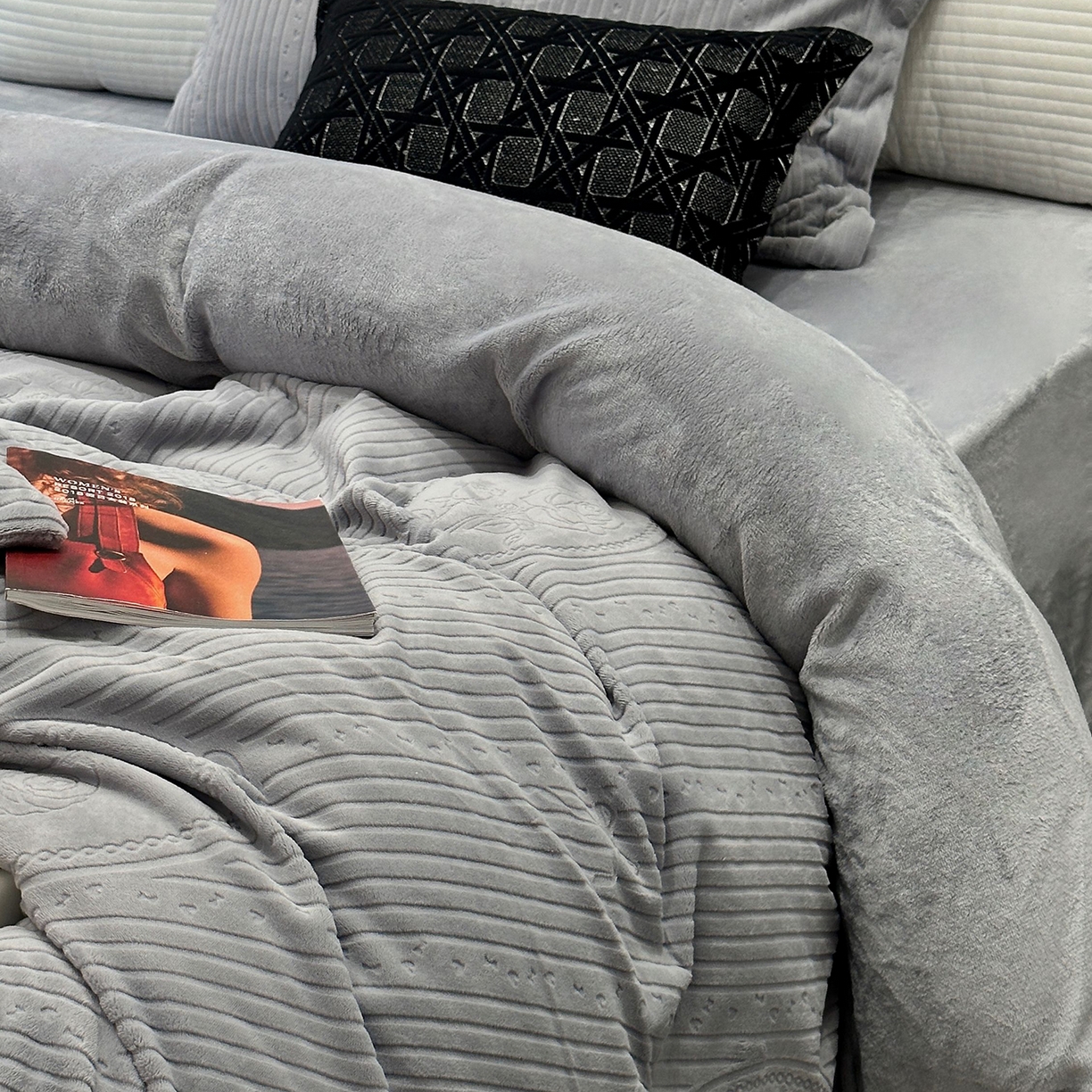 91家纺网 家纺一手货源 找家纺 JUICY 橘滋家纺 2025新款高级简约立体提花浮雕牛奶绒系列四件套 玫瑰梦影-灰