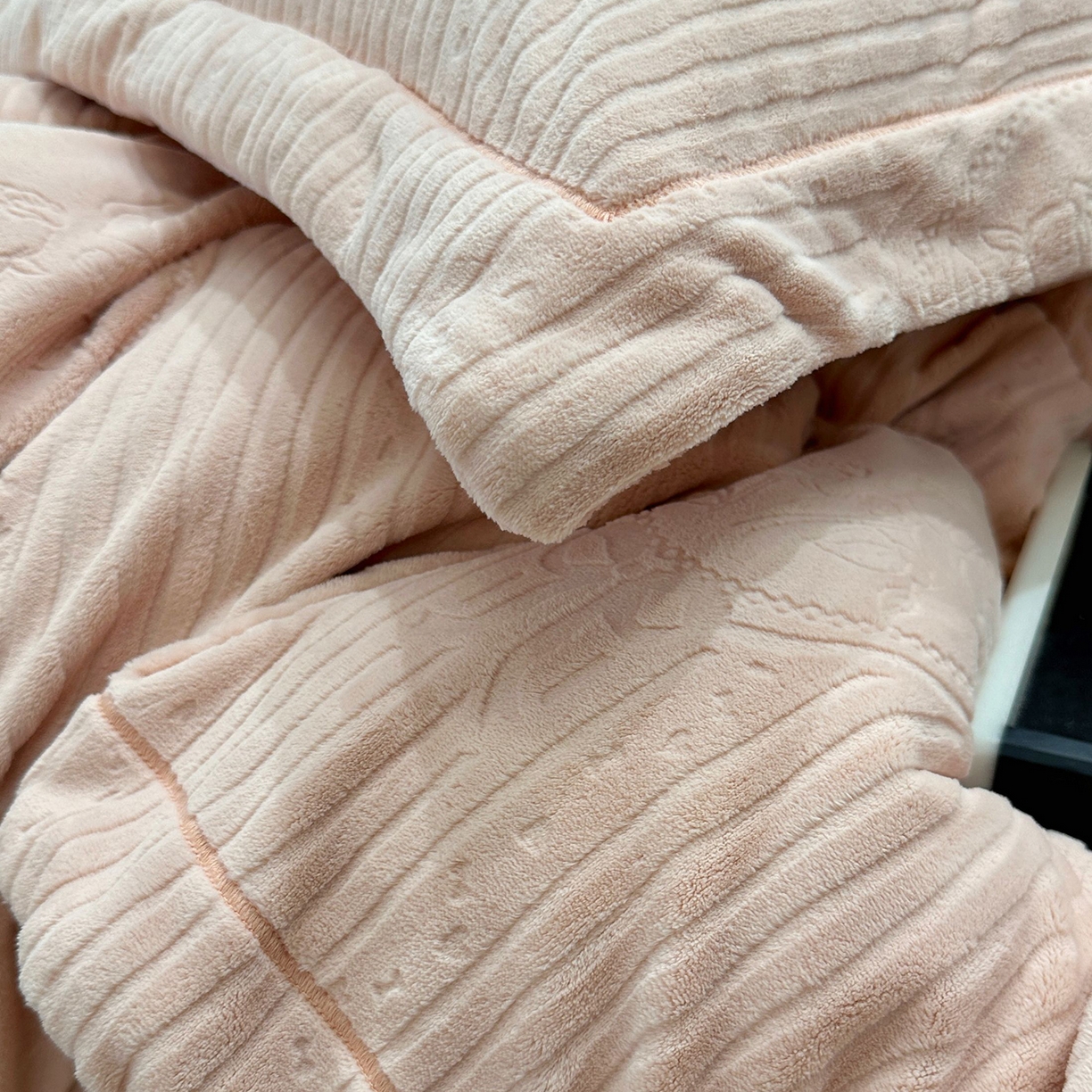 91家纺网 家纺一手货源 找家纺 JUICY 橘滋家纺 2025新款高级简约立体提花浮雕牛奶绒系列四件套 玫瑰梦影-浅玉