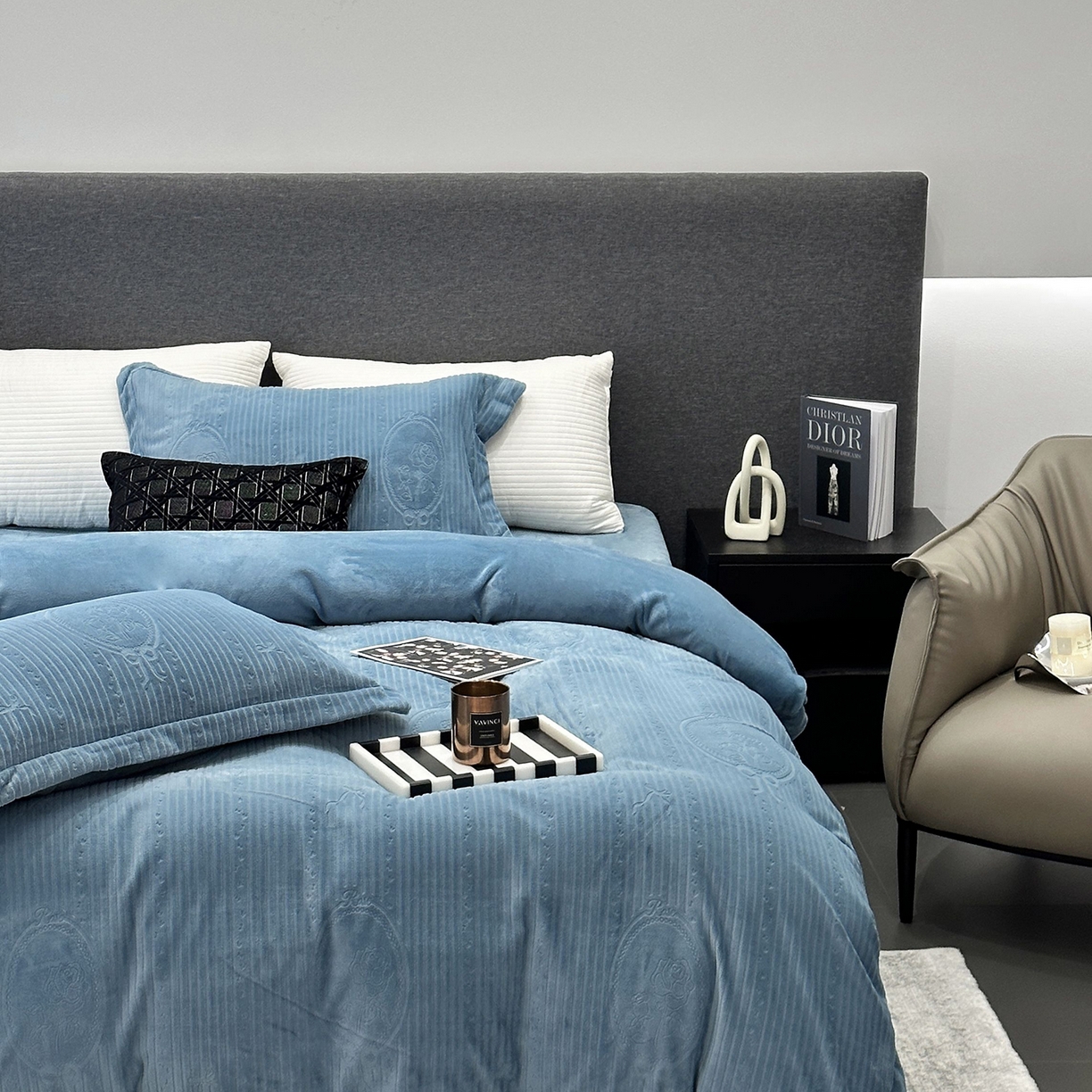 91家纺网 家纺一手货源 找家纺 JUICY 橘滋家纺 2025新款高级简约立体提花浮雕牛奶绒系列四件套 玫瑰梦影-蓝