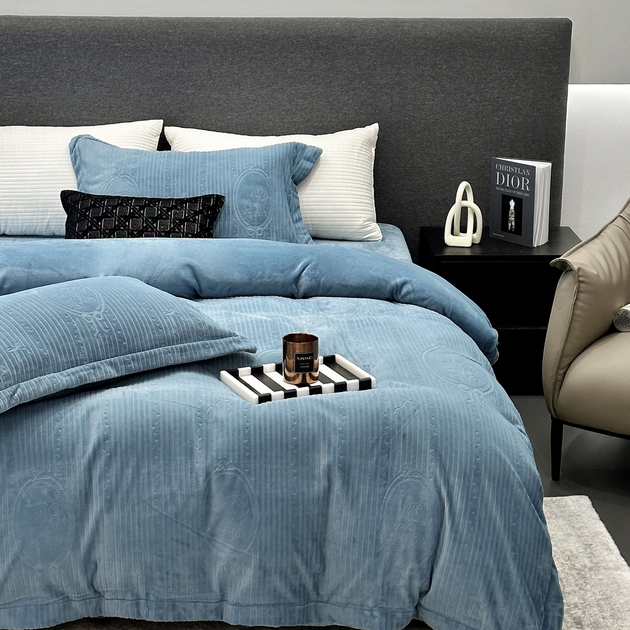 91家纺网 家纺一手货源 找家纺 JUICY 橘滋家纺 2025新款高级简约立体提花浮雕牛奶绒系列四件套 玫瑰梦影-蓝