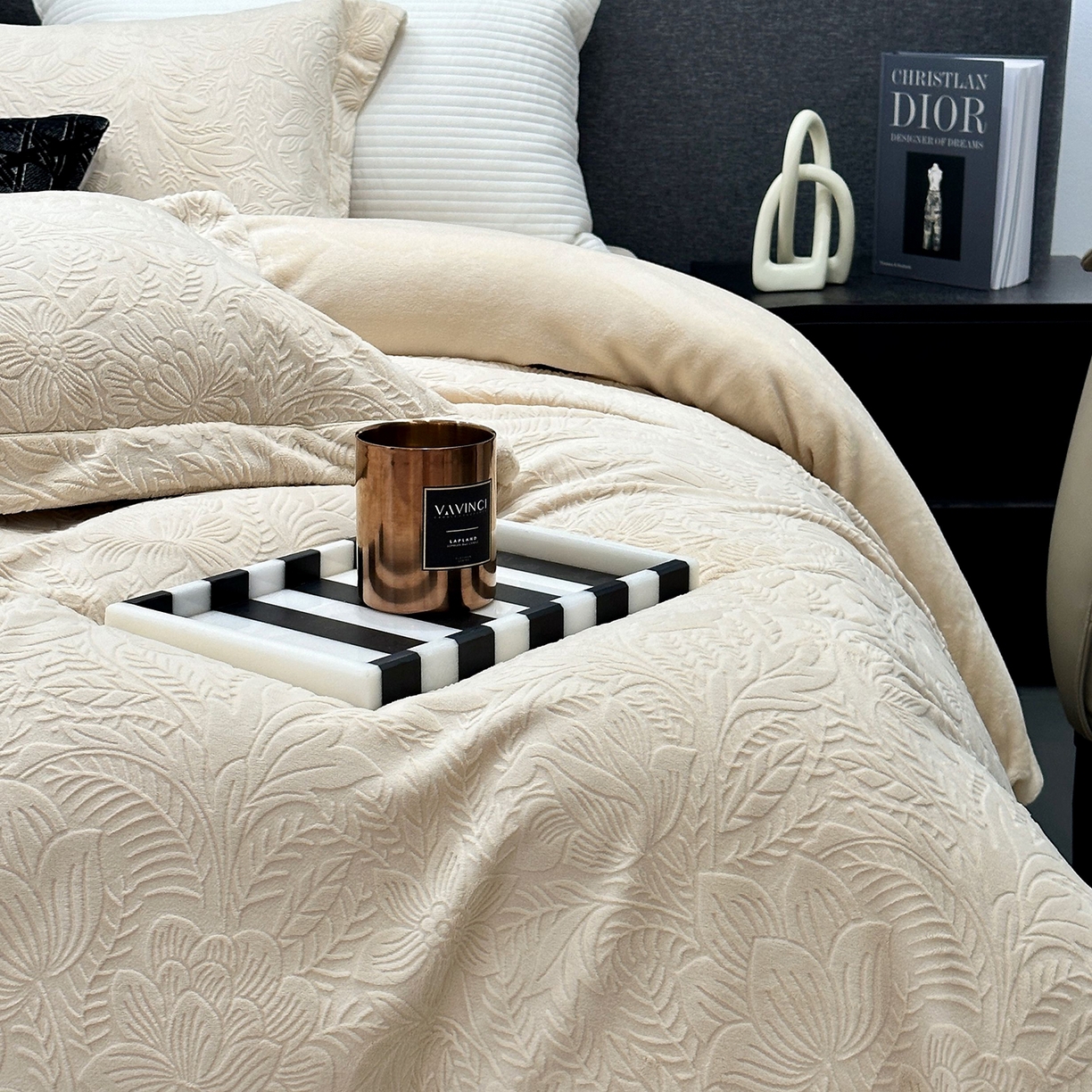 91家纺网 家纺一手货源 找家纺 JUICY 橘滋家纺 2025新款高级简约立体提花浮雕牛奶绒系列四件套 纳维亚秘境-奶茶