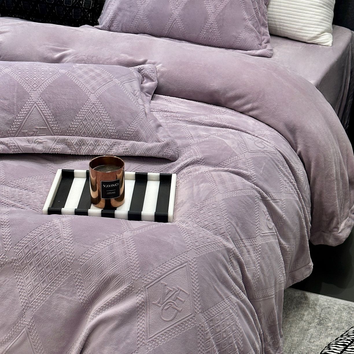 91家纺网 家纺一手货源 找家纺 JUICY 橘滋家纺 2025新款高级简约立体提花浮雕牛奶绒系列四件套 北欧的诗-紫