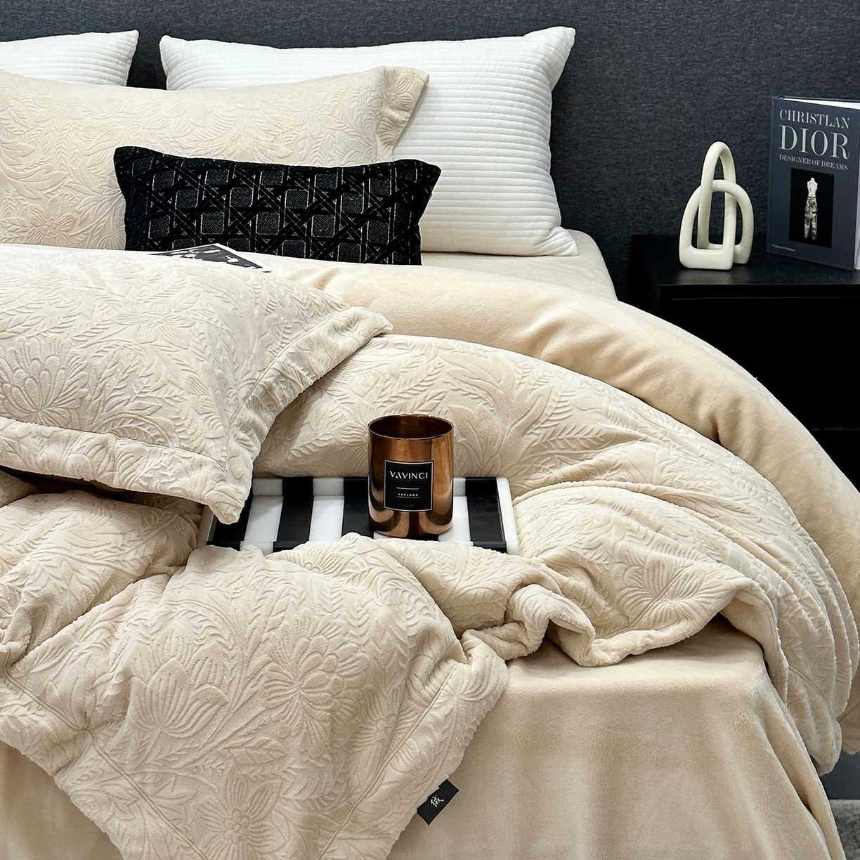 91家纺网 家纺一手货源 找家纺 JUICY 橘滋家纺 2025新款高级简约立体提花浮雕牛奶绒系列四件套 纳维亚秘境-奶茶