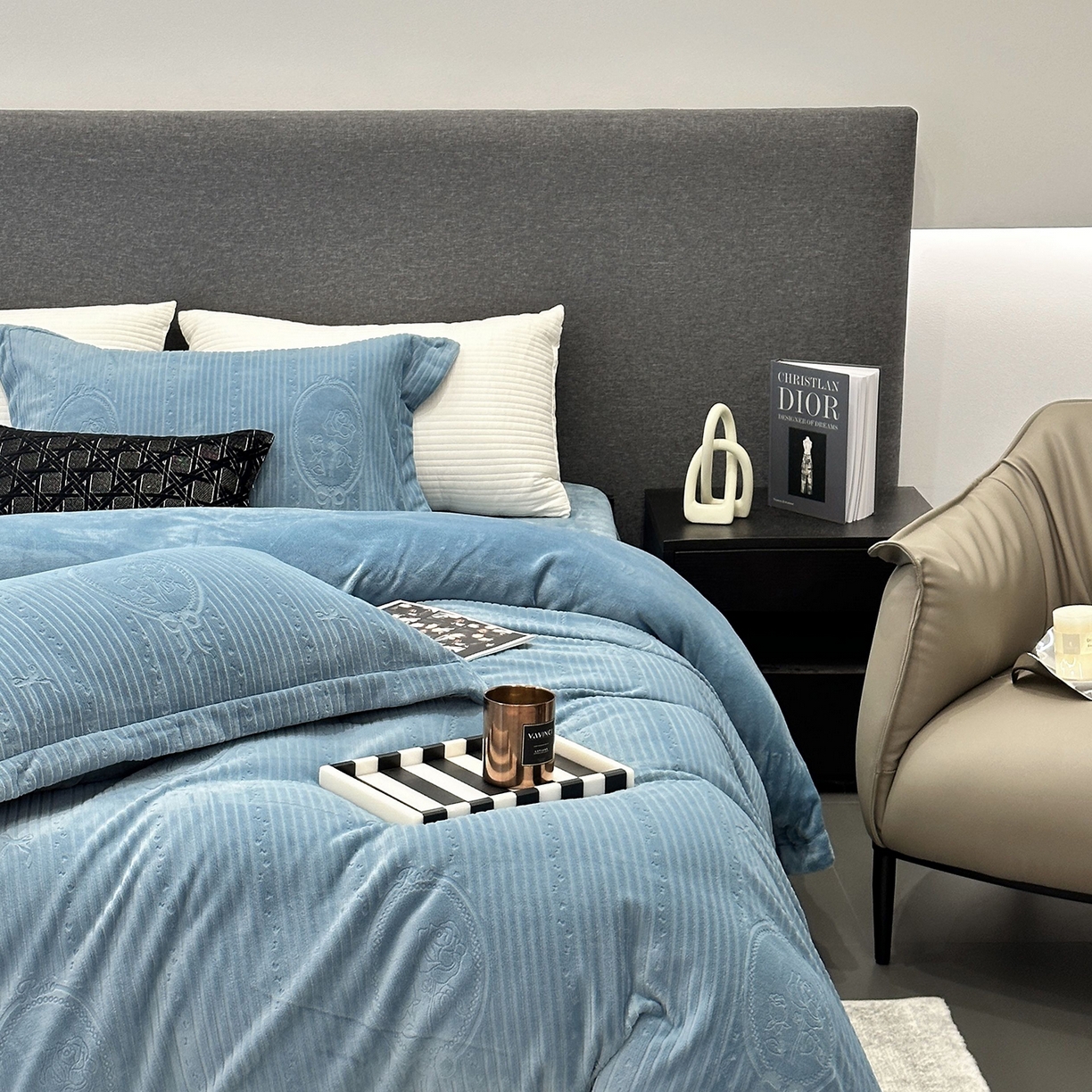 91家纺网 家纺一手货源 找家纺 JUICY 橘滋家纺 2025新款高级简约立体提花浮雕牛奶绒系列四件套 玫瑰梦影-蓝