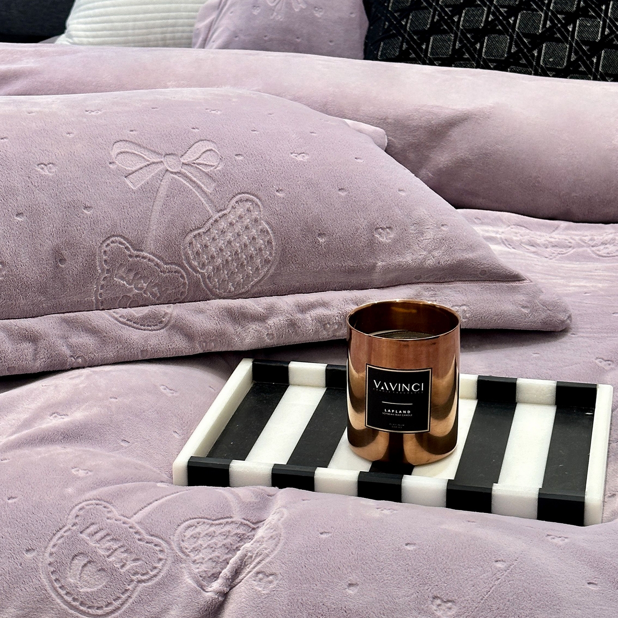 91家纺网 家纺一手货源 找家纺 JUICY 橘滋家纺 2025新款高级简约立体提花浮雕牛奶绒系列四件套 小熊樱桃-紫