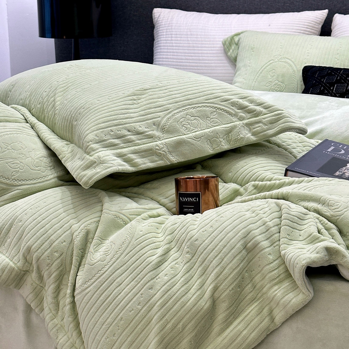 91家纺网 家纺一手货源 找家纺 JUICY 橘滋家纺 2025新款高级简约立体提花浮雕牛奶绒系列四件套 玫瑰梦影-浅绿