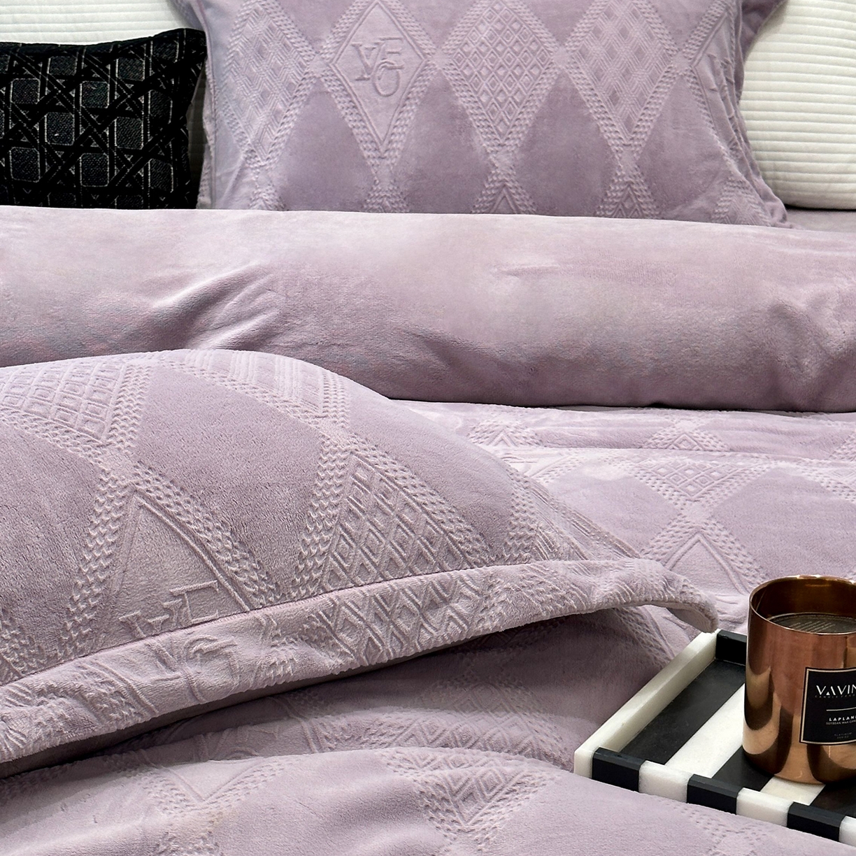 91家纺网 家纺一手货源 找家纺 JUICY 橘滋家纺 2025新款高级简约立体提花浮雕牛奶绒系列四件套 北欧的诗-紫