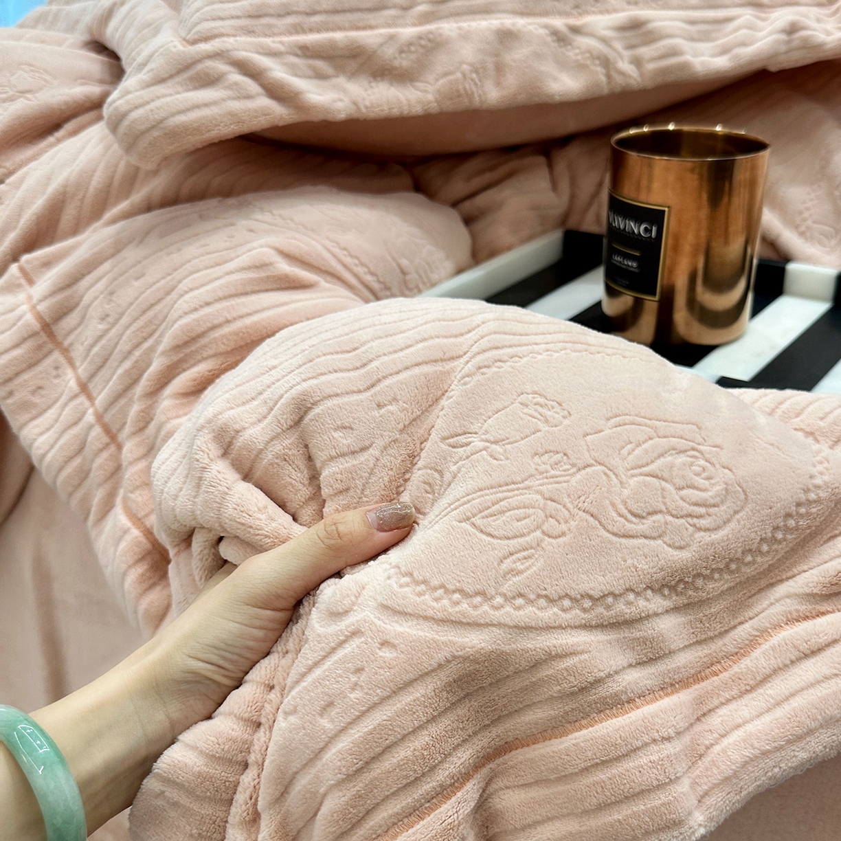 91家纺网 家纺一手货源 找家纺 JUICY 橘滋家纺 2025新款高级简约立体提花浮雕牛奶绒系列四件套 玫瑰梦影-浅玉