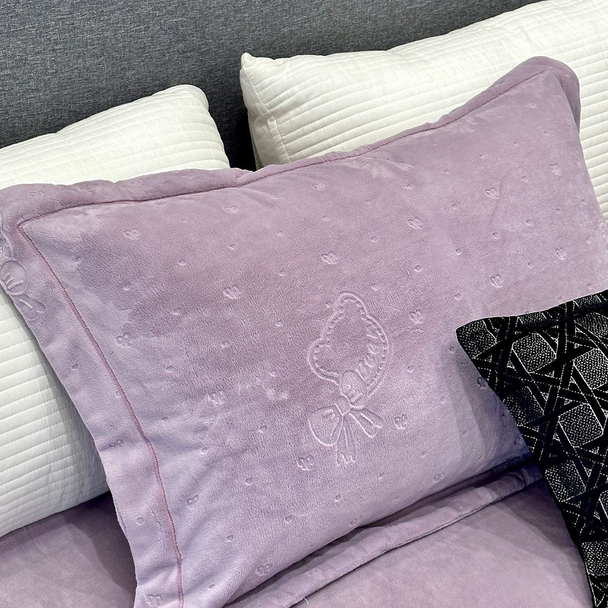 91家纺网 家纺一手货源 找家纺 JUICY 橘滋家纺 2025新款高级简约立体提花浮雕牛奶绒系列四件套 小熊樱桃-紫