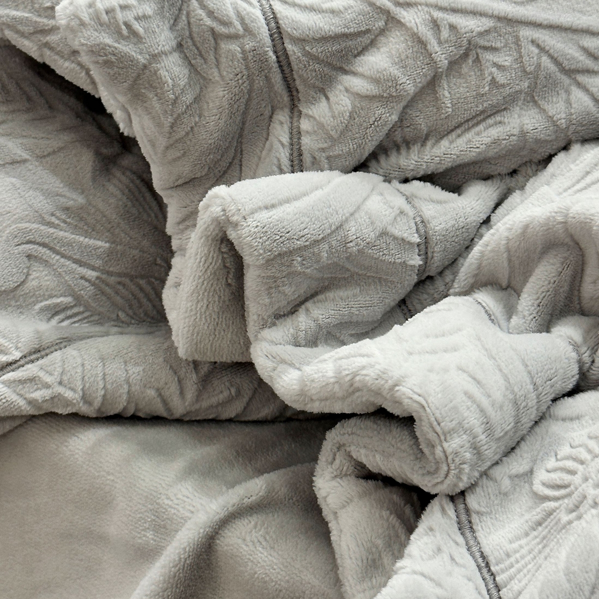 91家纺网 家纺一手货源 找家纺 JUICY 橘滋家纺 2025新款高级简约立体提花浮雕牛奶绒系列四件套 纳维亚秘境-浅灰