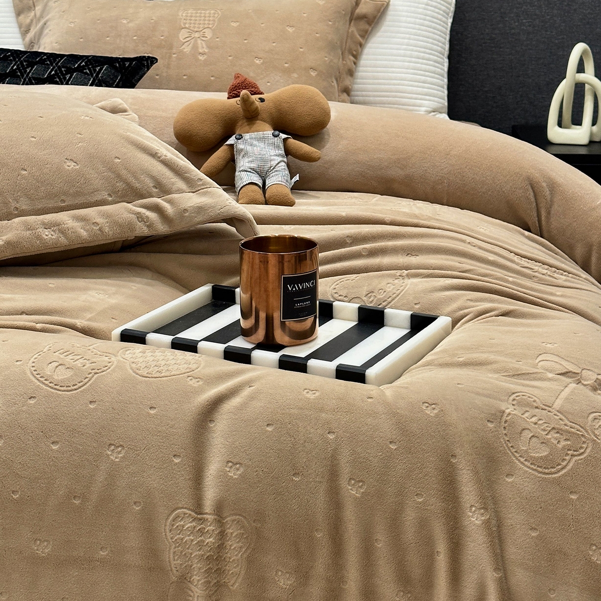 91家纺网 家纺一手货源 找家纺 JUICY 橘滋家纺 2025新款高级简约立体提花浮雕牛奶绒系列四件套 小熊樱桃-咖