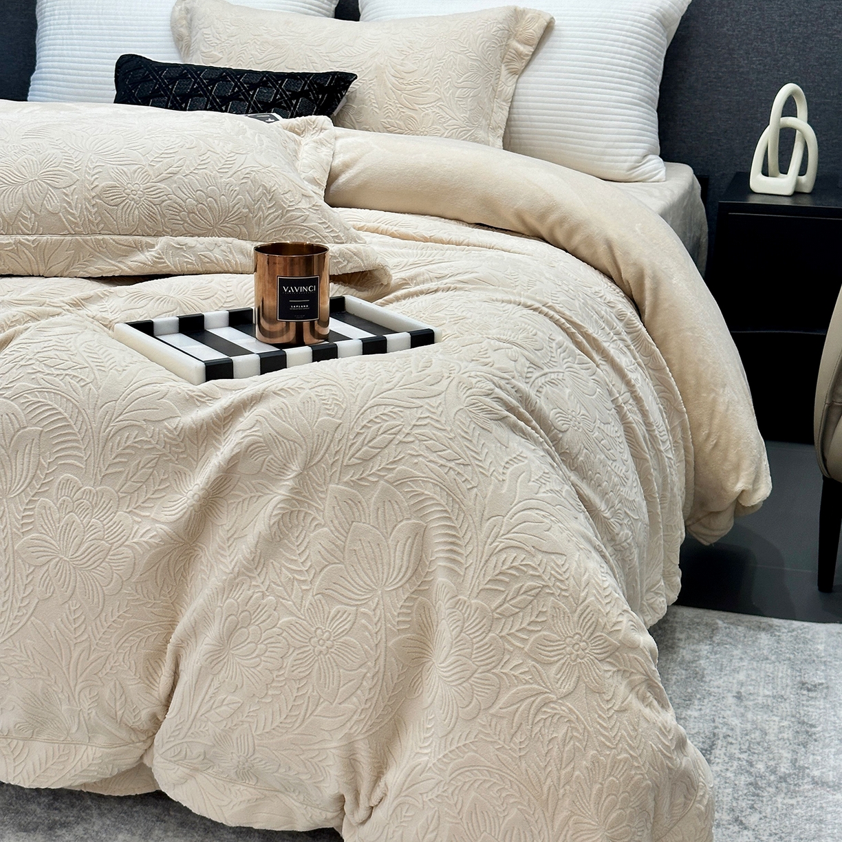 91家纺网 家纺一手货源 找家纺 JUICY 橘滋家纺 2025新款高级简约立体提花浮雕牛奶绒系列四件套 纳维亚秘境-奶茶