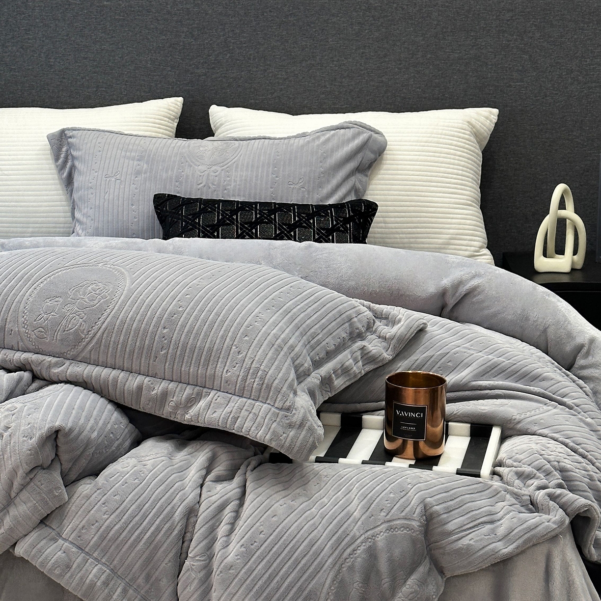 91家纺网 家纺一手货源 找家纺 JUICY 橘滋家纺 2025新款高级简约立体提花浮雕牛奶绒系列四件套 玫瑰梦影-灰