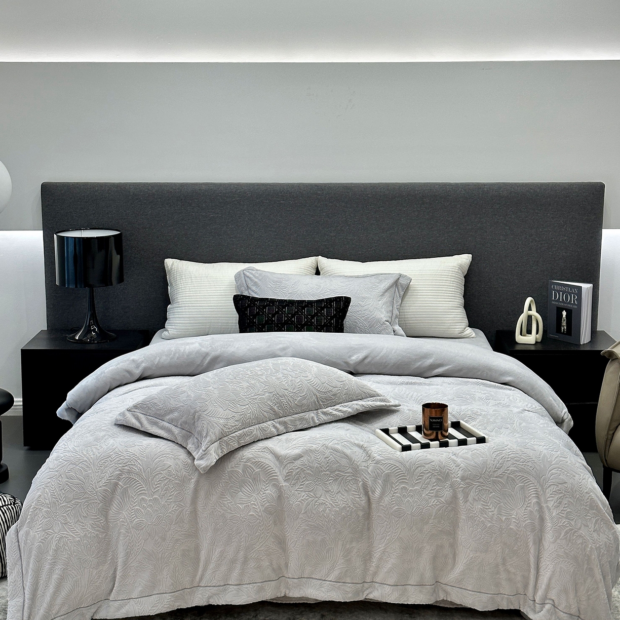 91家纺网 家纺一手货源 找家纺 JUICY 橘滋家纺 2025新款高级简约立体提花浮雕牛奶绒系列四件套 纳维亚秘境-浅灰