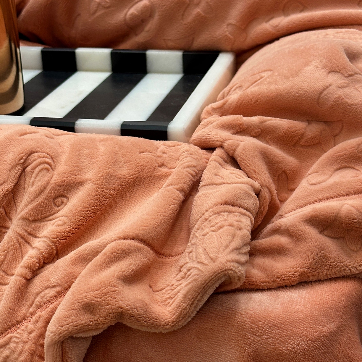 91家纺网 家纺一手货源 找家纺 JUICY 橘滋家纺 2025新款高级简约立体提花浮雕牛奶绒系列四件套 威尼斯蝶影