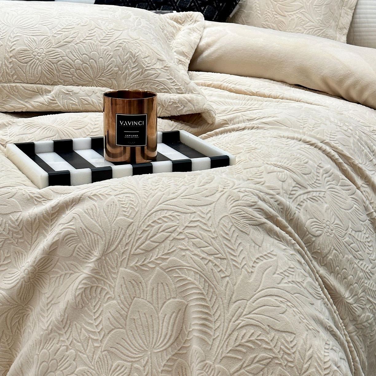 91家纺网 家纺一手货源 找家纺 JUICY 橘滋家纺 2025新款高级简约立体提花浮雕牛奶绒系列四件套 纳维亚秘境-奶茶