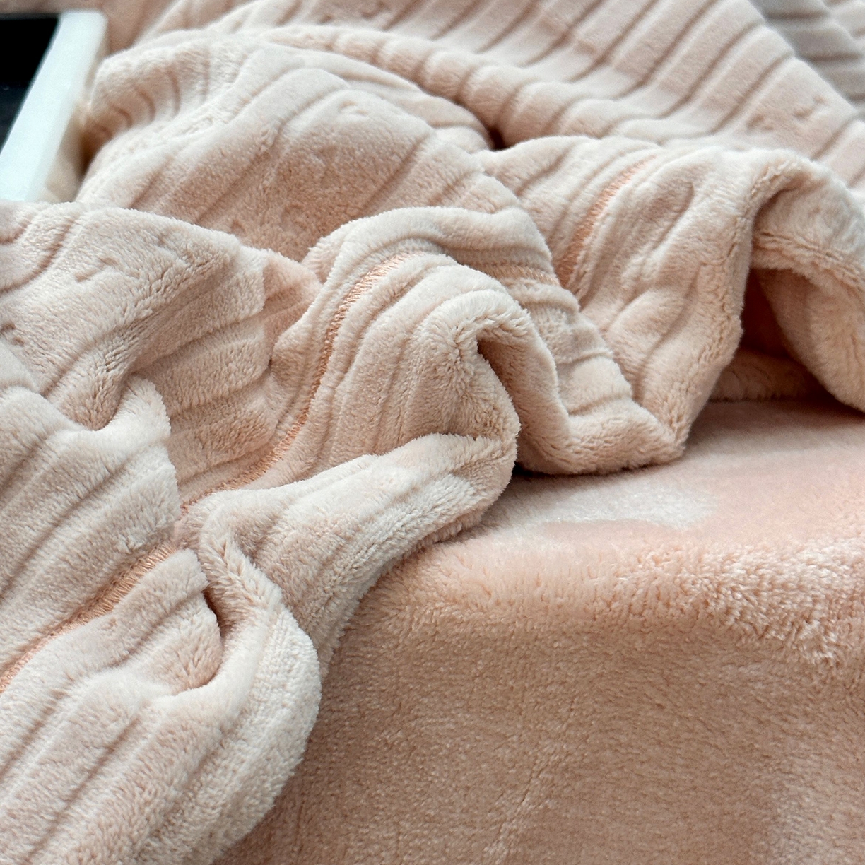 91家纺网 家纺一手货源 找家纺 JUICY 橘滋家纺 2025新款高级简约立体提花浮雕牛奶绒系列四件套 玫瑰梦影-浅玉