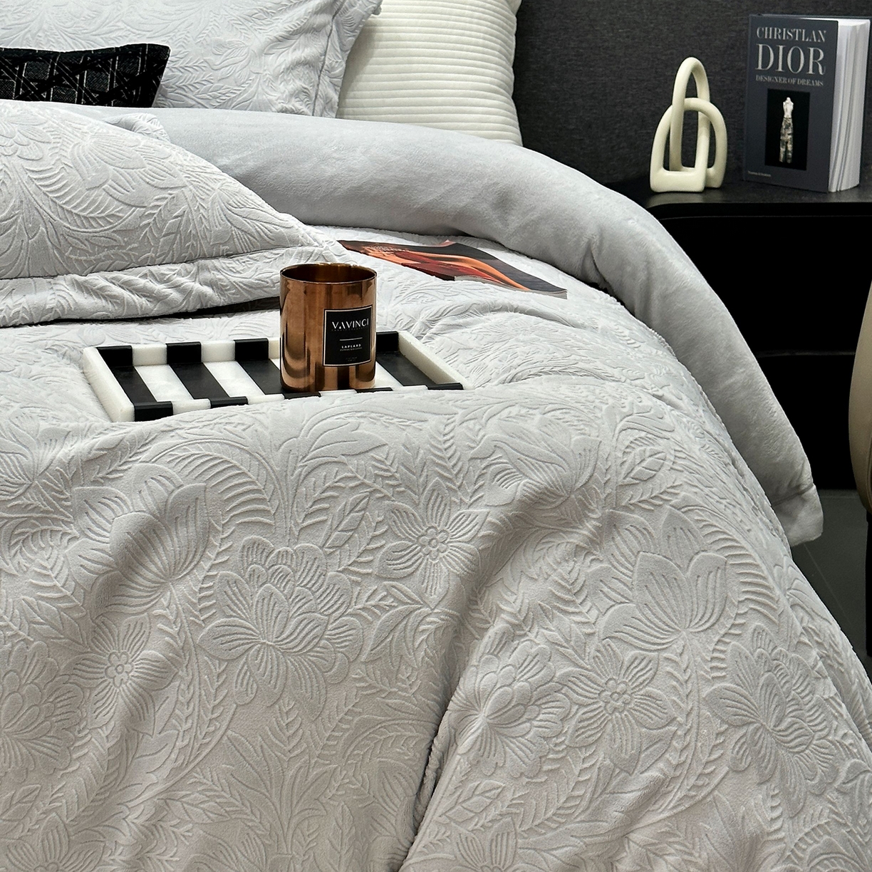 91家纺网 家纺一手货源 找家纺 JUICY 橘滋家纺 2025新款高级简约立体提花浮雕牛奶绒系列四件套 纳维亚秘境-浅灰