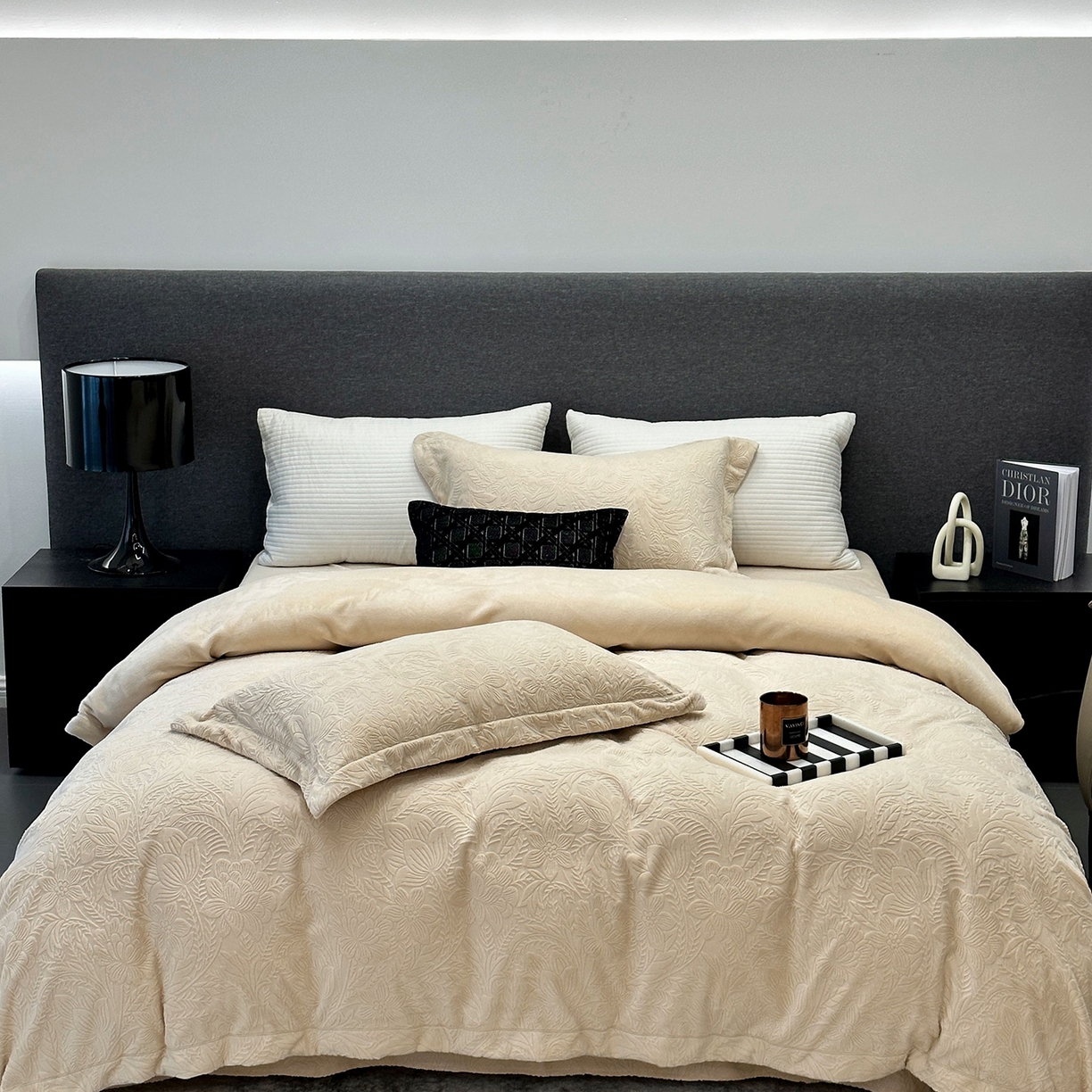 91家纺网 家纺一手货源 找家纺 JUICY 橘滋家纺 2025新款高级简约立体提花浮雕牛奶绒系列四件套 纳维亚秘境-奶茶