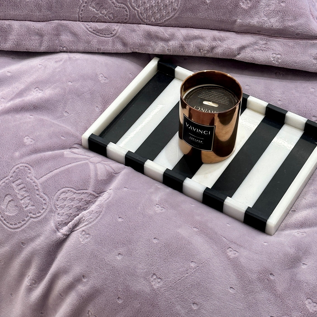 91家纺网 家纺一手货源 找家纺 JUICY 橘滋家纺 2025新款高级简约立体提花浮雕牛奶绒系列四件套 小熊樱桃-紫