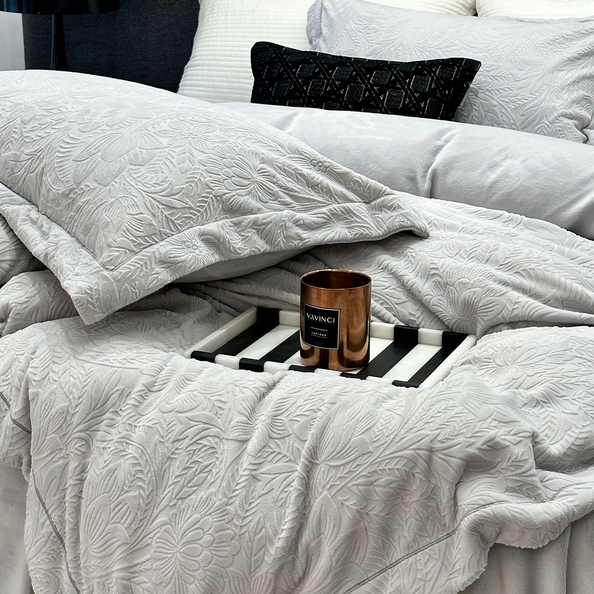 91家纺网 家纺一手货源 找家纺 JUICY 橘滋家纺 2025新款高级简约立体提花浮雕牛奶绒系列四件套 纳维亚秘境-浅灰