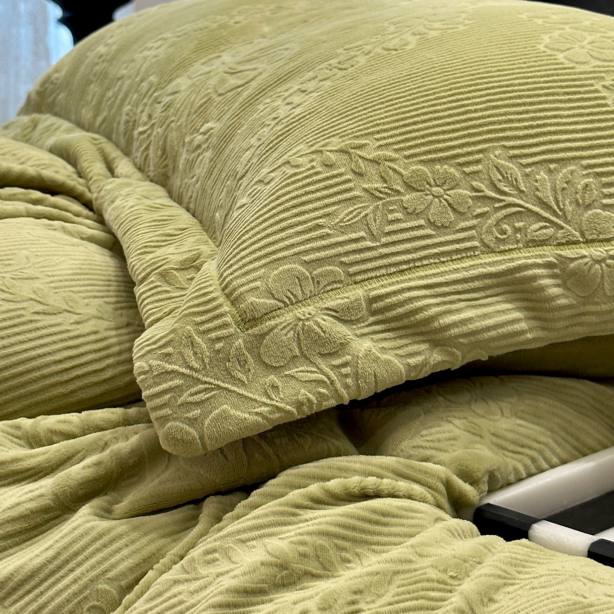 91家纺网 家纺一手货源 找家纺 JUICY 橘滋家纺 2025新款高级简约立体提花浮雕牛奶绒系列四件套 温顿庄园