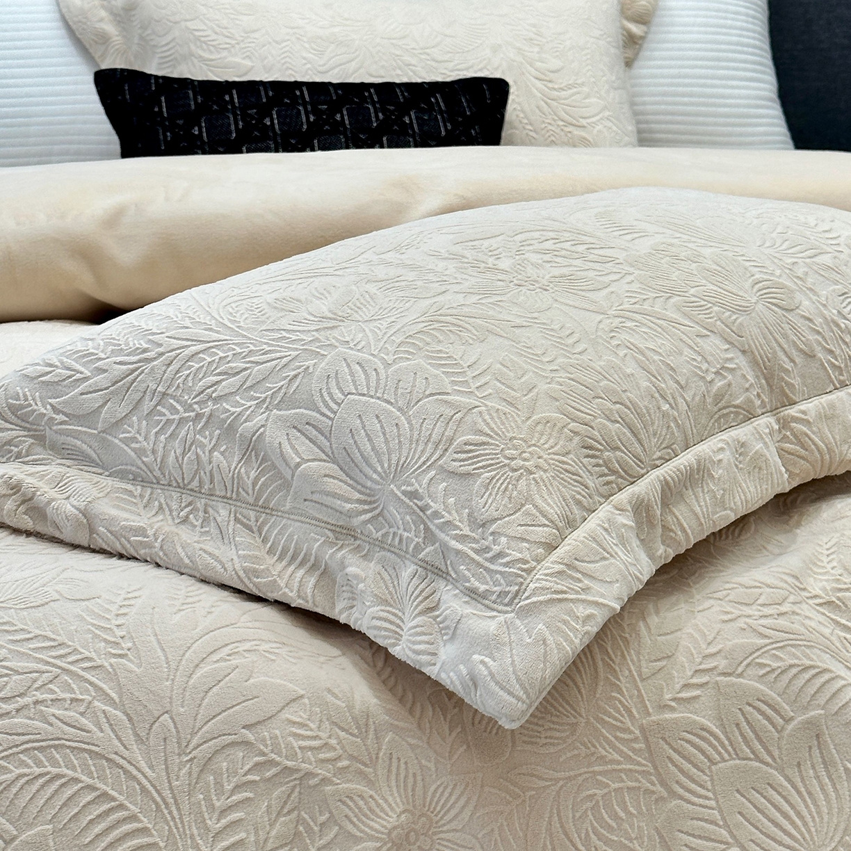 91家纺网 家纺一手货源 找家纺 JUICY 橘滋家纺 2025新款高级简约立体提花浮雕牛奶绒系列四件套 纳维亚秘境-奶茶