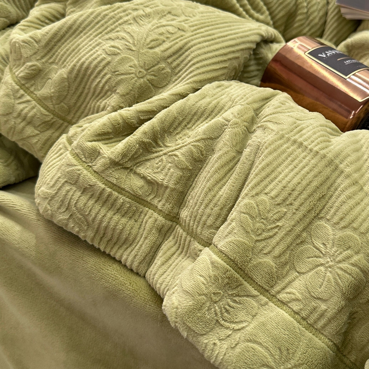 91家纺网 家纺一手货源 找家纺 JUICY 橘滋家纺 2025新款高级简约立体提花浮雕牛奶绒系列四件套 温顿庄园