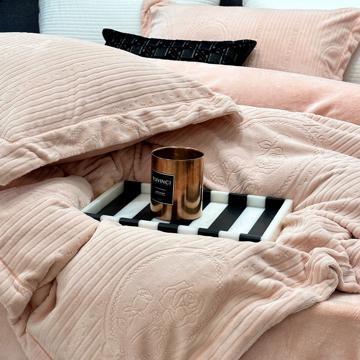 91家纺网 家纺一手货源 找家纺 JUICY 橘滋家纺 2025新款高级简约立体提花浮雕牛奶绒系列四件套 玫瑰梦影-浅玉