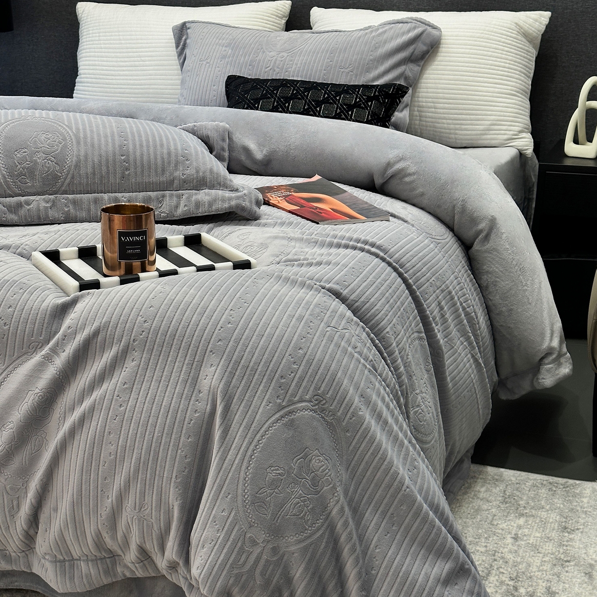 91家纺网 家纺一手货源 找家纺 JUICY 橘滋家纺 2025新款高级简约立体提花浮雕牛奶绒系列四件套 玫瑰梦影-灰