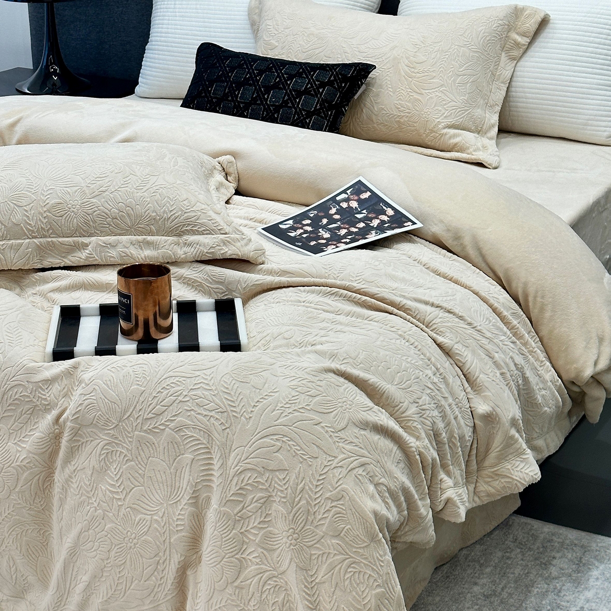 91家纺网 家纺一手货源 找家纺 JUICY 橘滋家纺 2025新款高级简约立体提花浮雕牛奶绒系列四件套 纳维亚秘境-奶茶