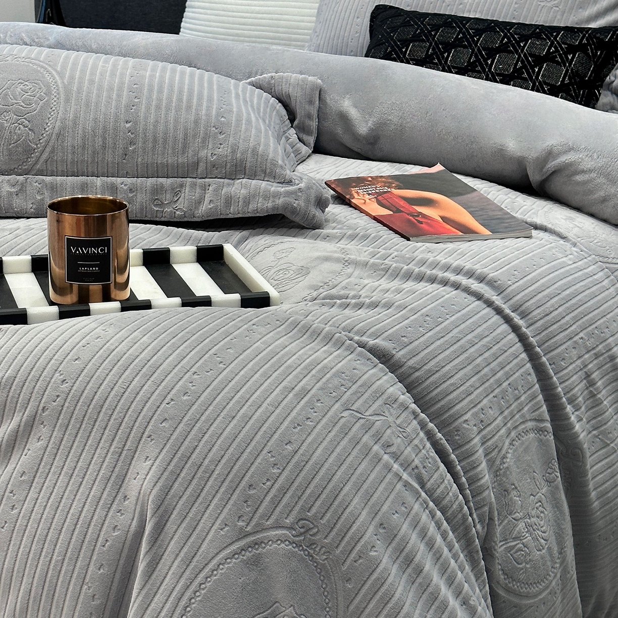 91家纺网 家纺一手货源 找家纺 JUICY 橘滋家纺 2025新款高级简约立体提花浮雕牛奶绒系列四件套 玫瑰梦影-灰