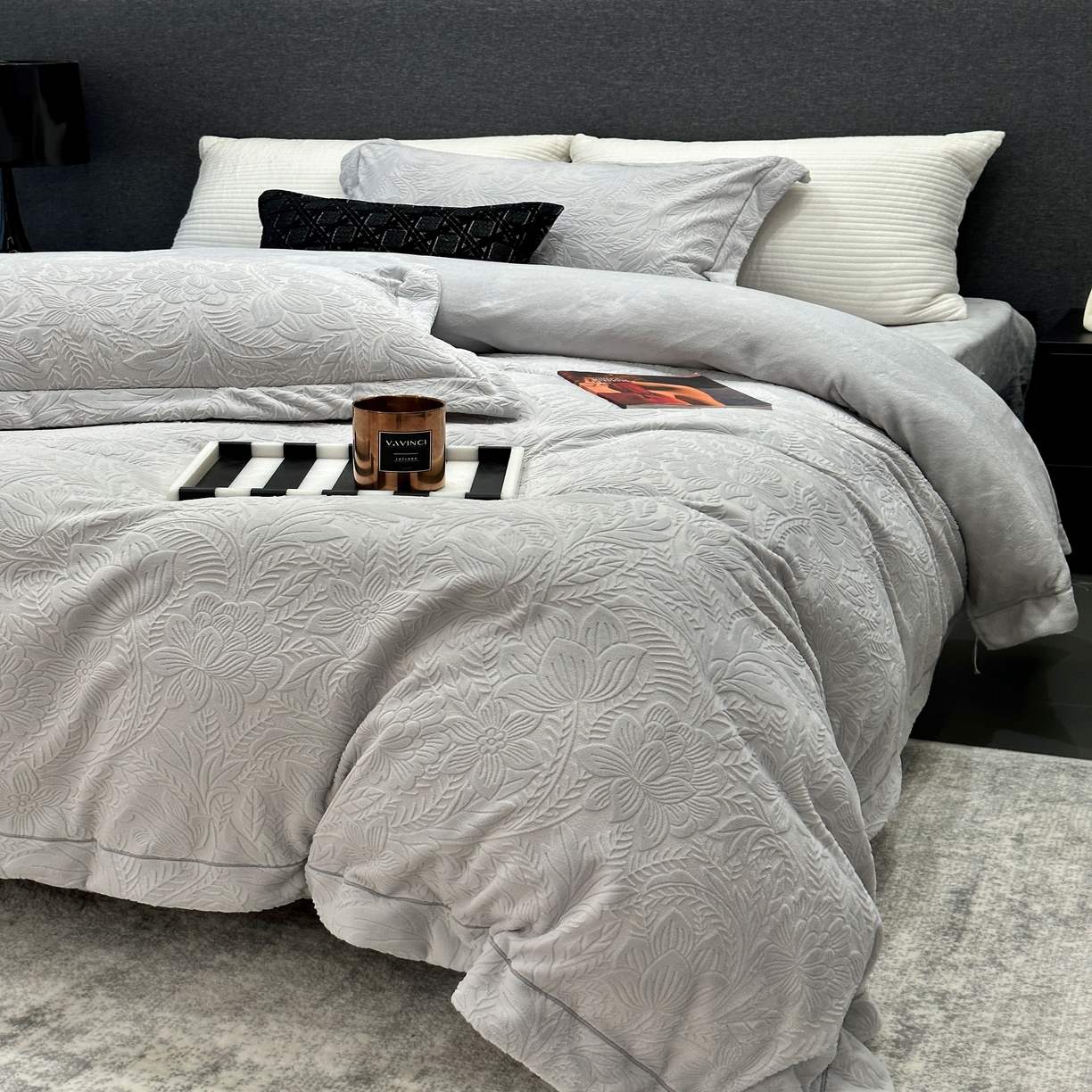 91家纺网 家纺一手货源 找家纺 JUICY 橘滋家纺 2025新款高级简约立体提花浮雕牛奶绒系列四件套 纳维亚秘境-浅灰